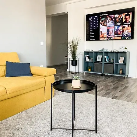 Sunlit Modern Apartment With Fast Wifi Self Check In Free Parking-2
